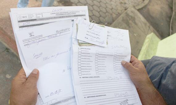 Jader Taulipang mostra retorno ao médico marcado para 90 dias (Foto: Samara Cordeiro)