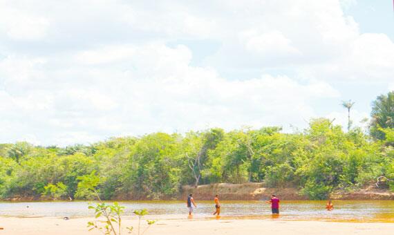 Banhistas devem tomar cuidado com a cheia de rios e igarapés que cortam a Capital (Foto: Diane Sampaio)