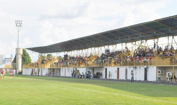 O estádio Ribeirão será um dos locais da execução do projeto. Lá, também podem ser feitas as matrículas (Foto: Márcio Ashford)