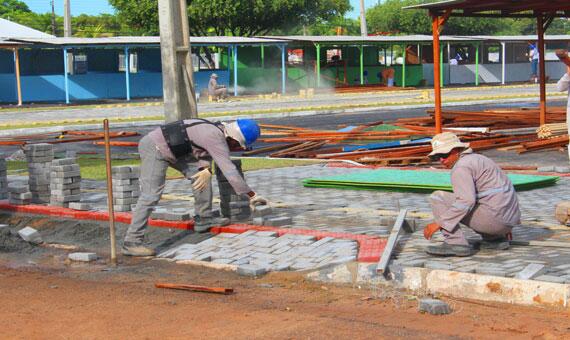 Praça Fábio Paracat tem 13 mil metros quadrados e custou R$ 5 milhões aos cofres públicos (Foto: Diane Sampaio)