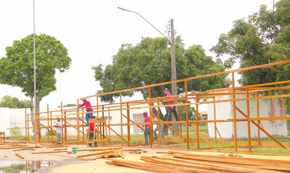 Serviços para a montagem da estrutura do arraial estão sendo feitos no Parque Anauá (Foto: Diane Sampaio)