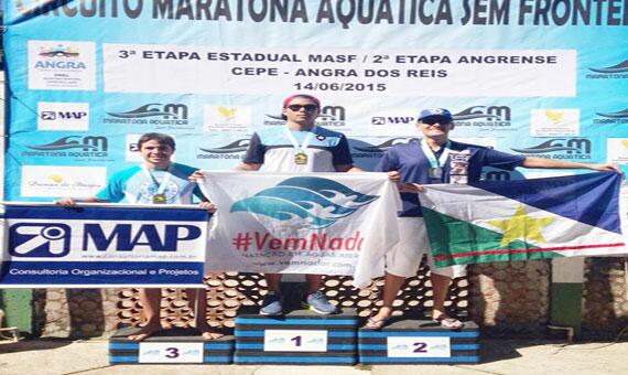 O nadador segura a bandeira de Roraima no segundo lugar do pódio da categoria Sênior, do Circuito Estadual do Rio de Janeiro, neste domingo (Foto: Divulgação)