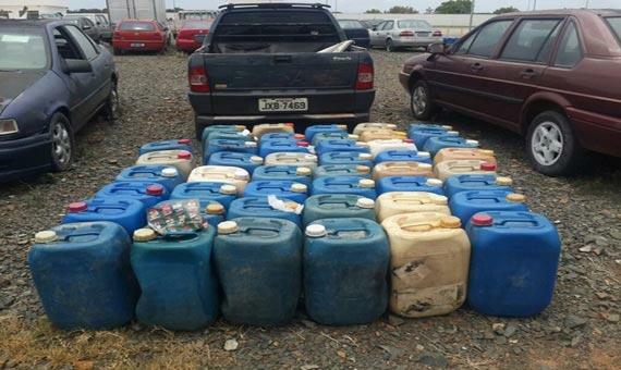 Ao todo, a Polícia Rodoviária Federal apreendeu 47 galões em uma picape abandonada, que seguia de Pacaraima para Boa Vista (Foto: Divulgação)