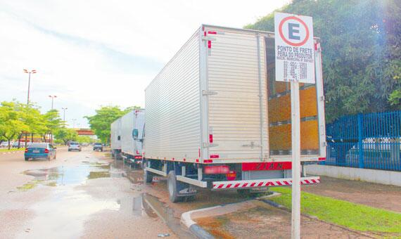Fretistas regularizados pela Emhur ficam em ponto na Avenida Glaycon de Paiva (Foto: Diane Sampaio)