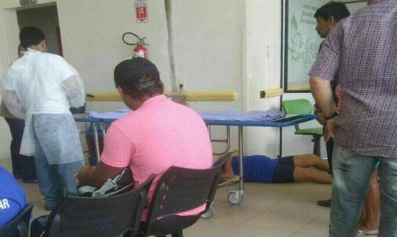 Imagem de paciente no chão do Pronto Atendimento do HGR foi divulgada na internet (Foto: Divulgação)