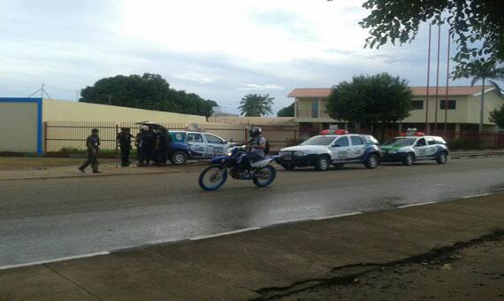 Policiais do Ronda no Bairro, da Polícia Militar, conseguiram deter o acusado (Foto: Diego Melo)