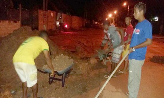Jovens ficaram até as 3 horas da madrugada consertando buracos deixados por empresa (Foto: Emanoel Ferreira)