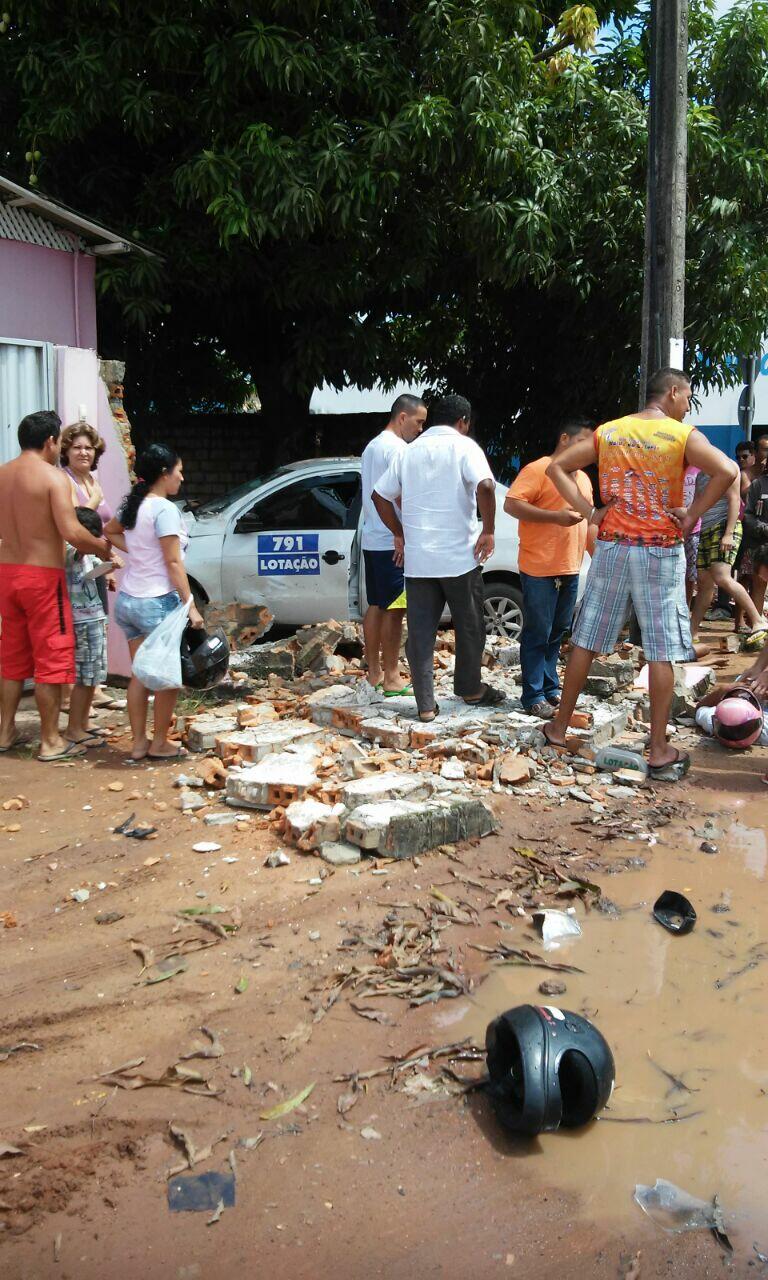 Motociclistas colidiram com um táxi-lotação que invadiu uma residencia