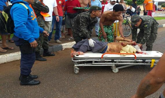 Militares do Exército socorreram o idoso (Foto: Divulgação)