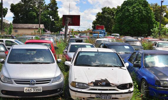 Sem qualquer proteção, carros se amontoam sob sol e chuva nos pátios das delegacias (Foto: Rodrigo Sales)