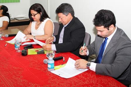 Representantes da UFRR, IFRR e UERR durante assinatura do termo de cooperação técnica na manhã desta quarta-feira, 24 (Foto: Diane Sampaio)