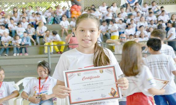Ao receberem certificado do curso, crianças e adolescentes se comprometem a não se envolverem com drogas (Foto: Divulgação)