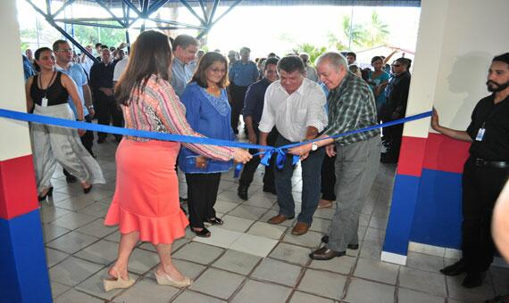 Governadora Suely Campos entregou a escola revitalizada em solenidade na manhã de ontem (Foto: Rodrigo Sales)