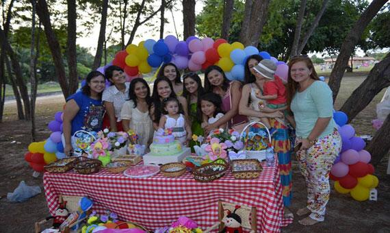 Psicóloga Lenise Carvalho organizou o aniversário de dois anos da filha Cloe na Praça do Mirandinha (Foto: Arquivo Pessoal)