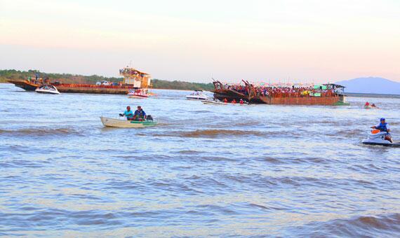 Tradicional procissão fluvial nas águas do Rio Branco, em Boa Vista (Foto: Diane Sampaio)