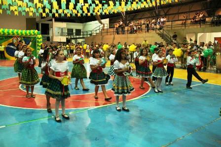 Nos dias 1 e 2 de julho, os alunos do Ensino Fundamental I dançarão xaxado, forró, quadrilha, xote, baião e bumba meu boi (Foto: Alex Paiva)