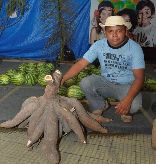 O caxiri, uma das bebidas típicas, é produzido com a massa da macaxeira ralada e cozida (Foto: Neto Figueredo)