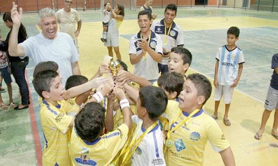 Jogadores do Falcão 12/Constelação comemoram o título do Campeonato Roraimense Sub-9 (Foto: Reynesson Damasceno/FRFS)