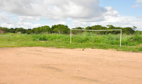 Campo de futebol fica na Avenida Carlos Pereira de Melo, no bairro União (Foto: Rodrigo Sales)