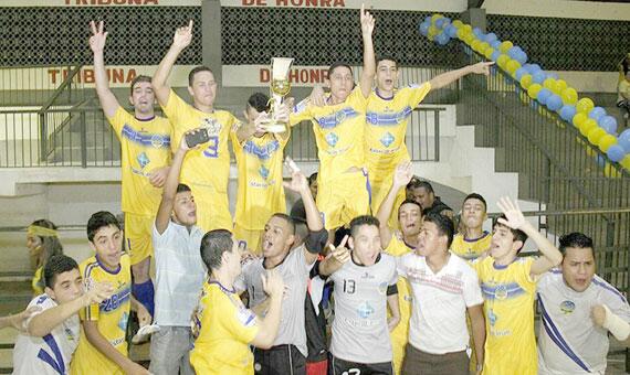 Jogadores do Constelação vibram com o título da primeira Taça Roraima de Futsal, na quadra do ginásio Hélio Campos (Foto: Reynesson Damasceno/FRFS)