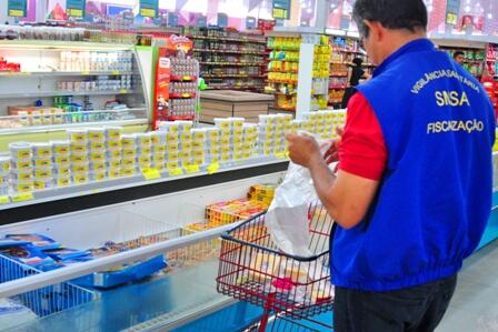 Consumidores denunciaram falha no armazenamento de produtos congelados e resfriados (Foto: Rodrigo Sales)