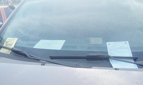 Idosa registrou autuação, mas Prefeitura afirma que cartão que aparece na foto é do modelo antigo, por isso foi aplicada multa (Foto: Arquivo Pessoal)