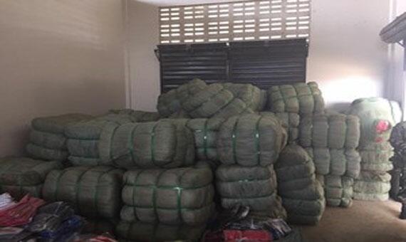 Roupas da Guiana foram apreendidas quando eram levadas para ser comercializadas em Boa Vista e Manaus (Foto: Divulgação)
