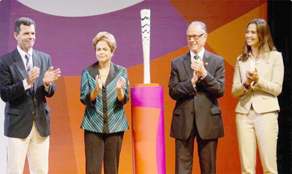 Torben Grael, Dilma Rousseff, Carlos Arthur Nuzman e Isabel Swanem no evento de apresentação da tocha olímpica, nesta sexta-feira, em Brasília (Foto: Divulgação / Rio 2016)