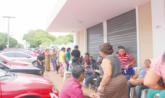 Fila para entrega de documentos exigidos para enquadramento na União (Foto: Arquivo/Folha)
