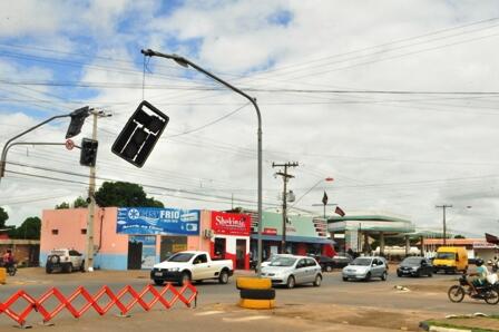 O trecho entre as Avenidas foi isolado pela Superintendência Municipal de Trânsito (Foto: Samara Cordeiro)