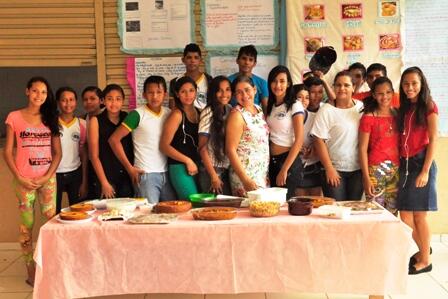 Os alunos pesquisaram sobre a culinária das diferentes regiões do Brasil e preparam vários pratos típicos (Foto: Samara Cordeiro)