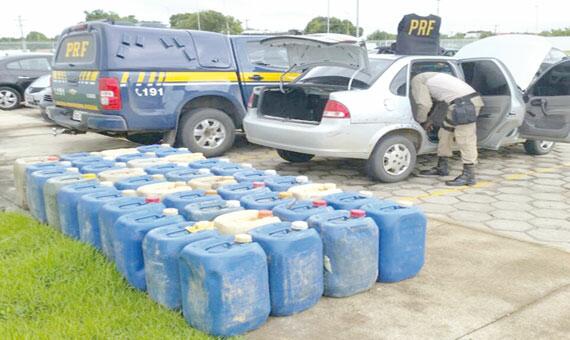 A PRF apreendeu, em média, mil litros de combustível por mês (Foto: Arquivo/Folha)
