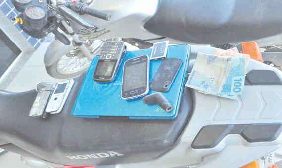 Com os suspeitos foi apreendida a quantia de R$ 583, três celulares, uma máquina fotográfica digital, um netbook e a faca utilizada no assalto (Foto: Samara Cordeiro)