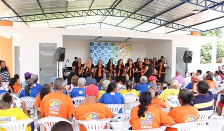 Servidoras do Cras realizaram uma apresentação de coral durante o evento de entrega do novo prédio (Foto: Diane Sampaio)