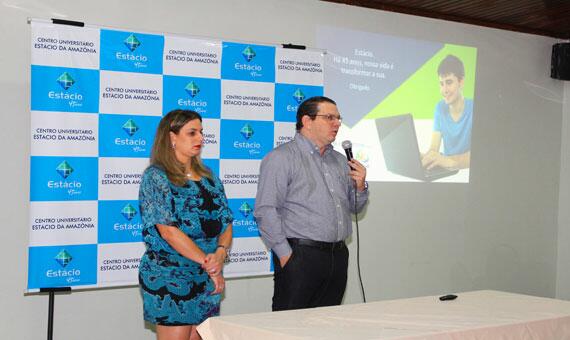 Reitora da Estácio Atual, Brena Linhares, e o diretor regional Norte, Adriano Remor, anunciam novo status de Centro Universitário (Foto: Diane Sampaio)