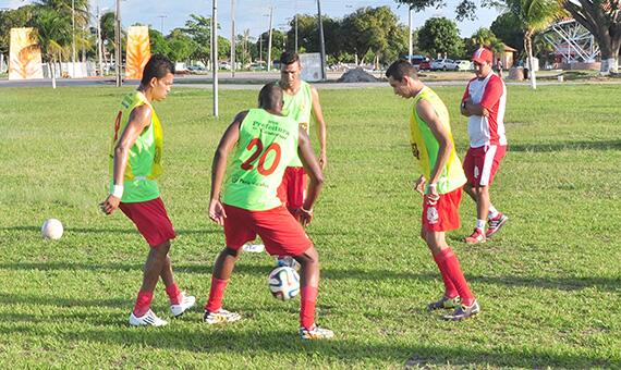 Jogadores do Náutico, sob o olhar do técnico José Henrique, na atividade do time, nesta terça-feira, no Parque Anauá (Foto: Rodrigo Sales)