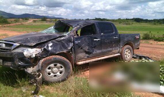 Picape ficou quase toda destruída após o capotamento em uma vicinal do Amajari (Foto: Divulgação)