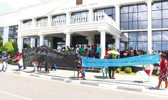 Alunos, lideranças indígenas e membros da comunidade engrossaram o movimento de protesto em frente ao Palácio Senador Hélio Campos (Foto: Diane Sampaio)