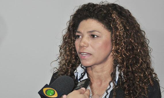 Delegada titular do 1º Distrito Policial, Francilene Lima, deu detalhes de como o golpe foi orquestrado (Foto: Rodrigo Sales)