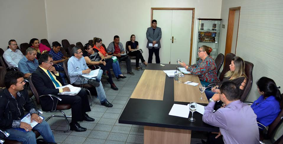 Em uma reunião com a secretária de Educação, Selma Mulinari, os representantes do Sinter receberam o documento