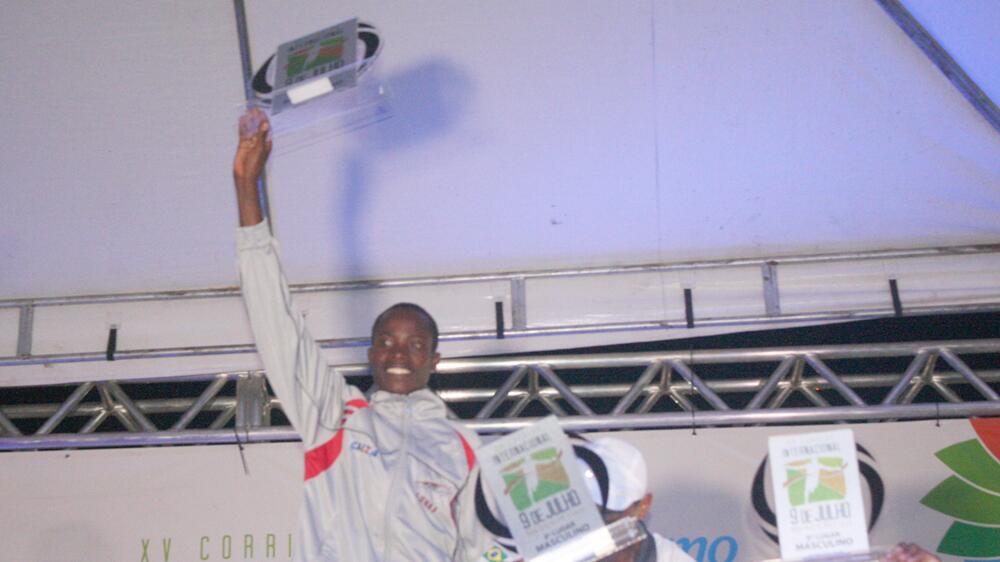 O pódio da classificação geral masculina da prova de dez quilômetros, liderado pelo tanzaniano Said Shuma (Fotos: Lucas Luckezie)