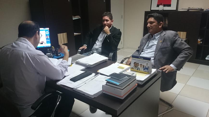 Representantes do Asapolcs em reunião com o secretário da Segad, Frederico Linhares