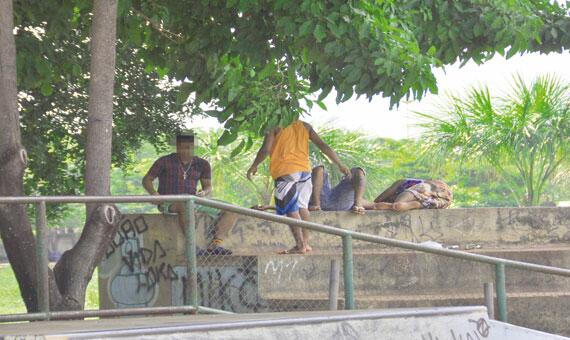 Moradores denunciam que praça do Pintolândia está ocupada por viciados e traficantes (Foto: Arquivo/Folha)