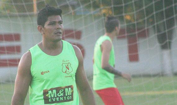 O atacante do Náutico, Alex, durante atividade ocorrida na sexta-feira, no estádio Ribeirão (Foto: Lucas Luckezie)