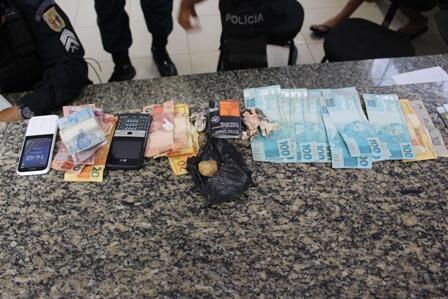 Os quatro acusados foram encontrados em um local conhecido como ponto de venda de drogas (Foto: Samara Cordeiro)