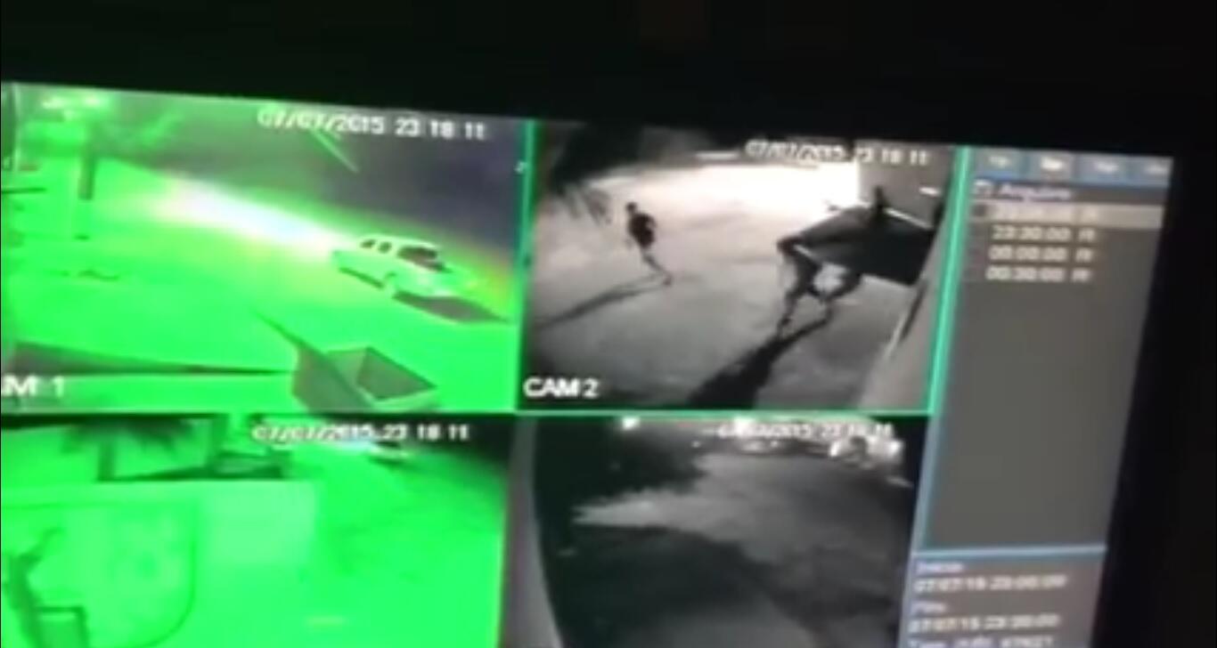 Durante a gravação, é possível ver os assaltantes correndo armados em direção ao veículo (Foto: Imagem/Reprodução vídeo)