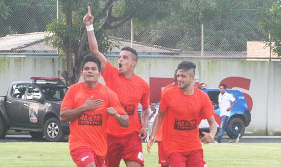 Alex (esquerda), Anderson Peixe e Luiz Felipe comemoram o gol que abriu o placar para o Náutico contra o Nacional (Foto: Lucas Luckezie)