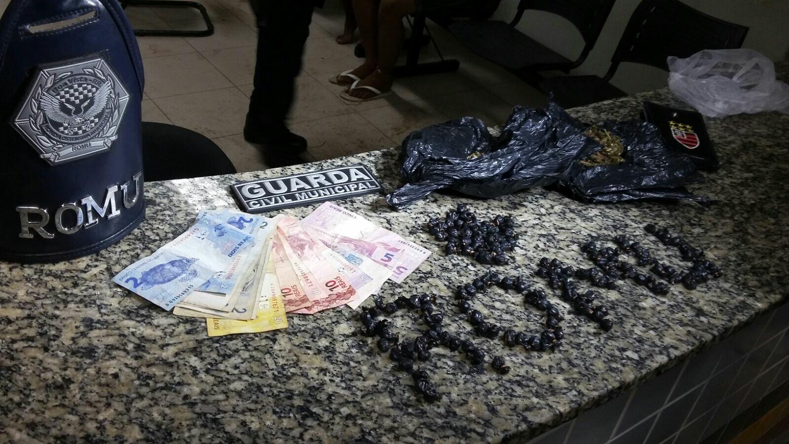 Com o menor, foram encontrados 139 papelotes de susbtância aparentando ser pasta base de cocaína e R$ 89 reais em dinheiro (Foto: Divulgação/Romu)