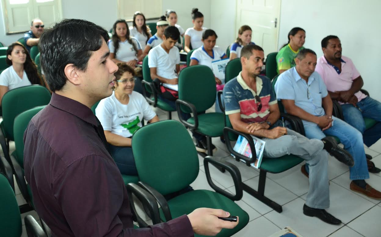Entre as palestras ministradas estão o papel dos poderes constituídos, os símbolos nacionais e estaduais, o voto ético e consciente (Foto: SupCom/ALE-RR)