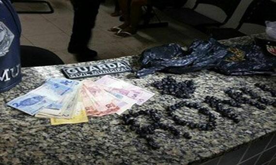 Droga estava com adolescentes de 15 e 16 anos na praça Germano Sampaio (Foto: Divulgação)